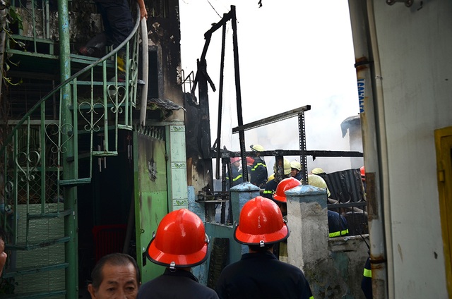 Cháy nhà trong hẻm, một người tử vong - 2
Vụ cháy nằm trong hẻm đông dân cư khiến cả khu phố náo loạn.