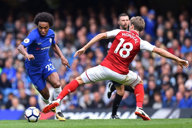 Chelsea 0-0 Arsenal: Chia điểm nhạt nhòa - 8
Monreal (phải) cố gắng ngăn cản Willian (trái) đi bóng