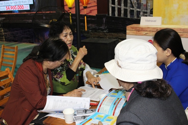 Hàng nghìn người chen chân tại Hội chợ Du lịch Quốc tế 2017 - 11
Anh Nguyễn Văn Bảy, Trưởng phòng kinh doanh chi nhánh Vietravel Hà Nội cho biết, trong 6 bộ sản phẩm được đưa ra Hội chợ Du lịch lần này, công ty có rất nhiều ưu đãi cũng như quà tặng dành cho khách hàng. “Đặc biệt có bộ siêu khuyến mại với 43 đầu tour trong nước và quốc tế, ước tính khoảng 4000-5000 chỗ. Trong đó, tour trong nước khuyến mại lên đến 35% và tour nước ngoài giảm đến 20 triệu đồng/ tour”. Chính những ưu đãi từ các doanh nghiệp phần nào đã lôi kéo khách hàng đến với hội chợ lần này.