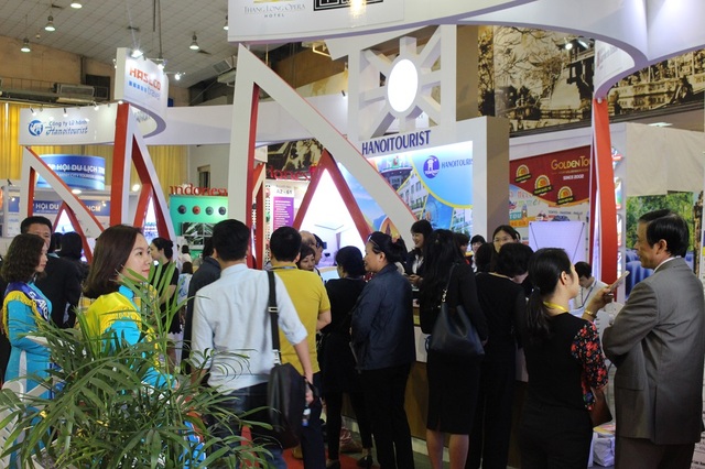 Hàng nghìn người chen chân tại Hội chợ Du lịch Quốc tế 2017 - 12 Với chủ đề “Hà Nội – điểm đến của du lịch Việt Nam”, hình ảnh Hà Nội được lấy làm trung tâm để quảng bá tại hội chợ với nhiều điểm đến và sản phẩm du lịch độc đáo, ấn tượng.