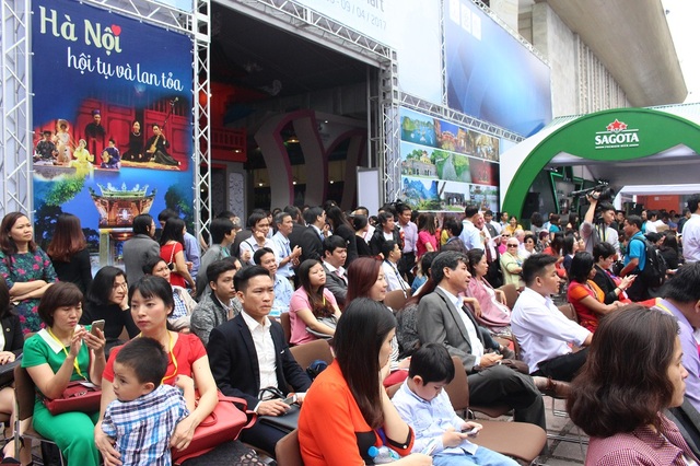Hàng nghìn người chen chân tại Hội chợ Du lịch Quốc tế 2017 - 13 Buổi lễ khai mạc với nhiều màn trình diễn nghệ thuật hấp dẫn cũng có đông người tham dự.