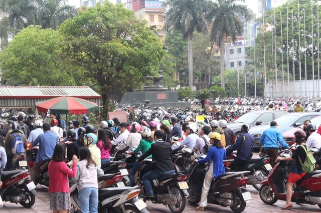 Hàng nghìn người chen chân tại Hội chợ Du lịch Quốc tế 2017 - 5 Hội chợ Du lịch Quốc tế diễn ra đúng vào ngày nghỉ lễ nên có khá nhiều người đến tham gia. Bãi đỗ xe của Cung Văn hóa Hữu Nghị lúc nào cũng trong trạng thái đông nghẹt và quá tải.