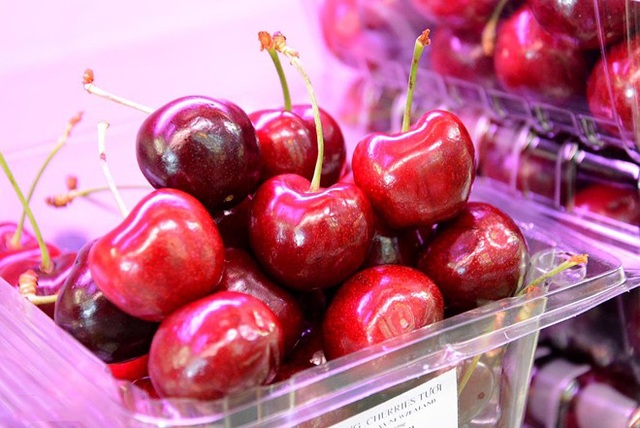 Dân Sài Thành "chuộng" hoa quả ngoại độc lạ, sang chảnh - 1 Cherry đang được dân Sài Thành rất thích vì vị ngon, đẹp mắt