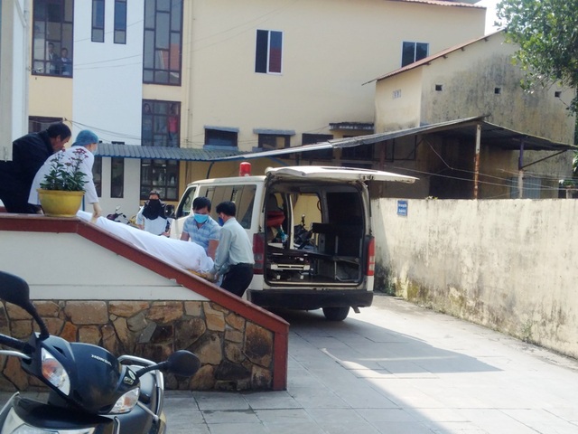 Người đàn ông chết trong khách sạn với dây điện quấn quanh người - 1
Lực lượng chức năng đưa thi thể nạn nhân ra khỏi khách sạn.