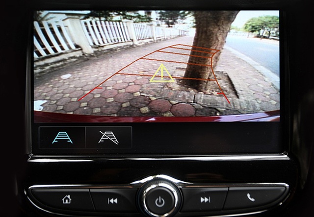 Chevrolet Trax: Sự thay đổi của triết lí xe Mỹ - 6 Hệ thống camera lùi của Trax có thể hiện thị cả hướng lái cùng cảnh báo bằng âm thanh khá tiện dụng.