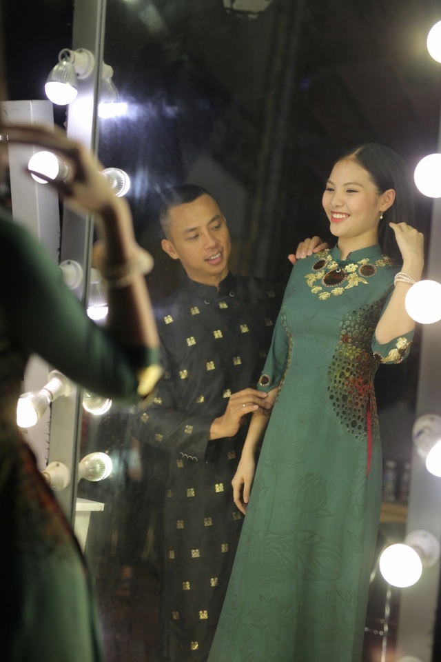 Chí Anh lần đầu tiết lộ 6 tháng nhắn tin cho vợ qua số... mẹ vợ - 1 Đến với chương trình, Chí Anh diện áo dài với họa tiết song hỷ nhằm khoe mối lương duyên hạnh phúc cùng tin báo con chung của cả 2 đã tròn 4 tháng tuổi.
