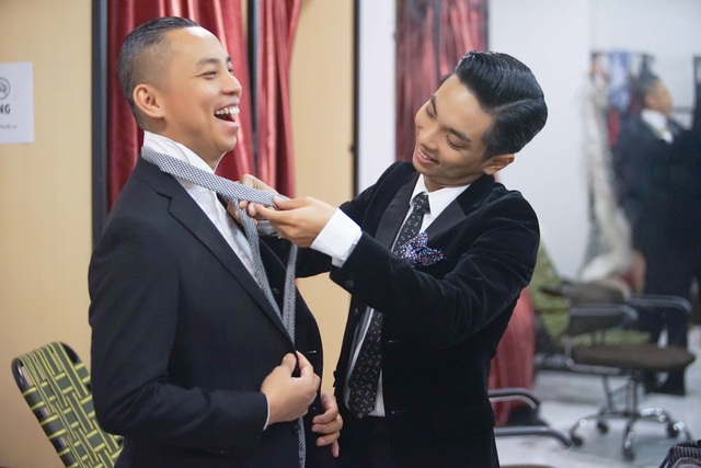 Chí Anh gây bất ngờ khi tận tình chăm sóc Phan Hiển - 4 Chí Anh và Phan Hiển vui vẻ, thân thiết với nhau cũng khiến nhiều người bất ngờ