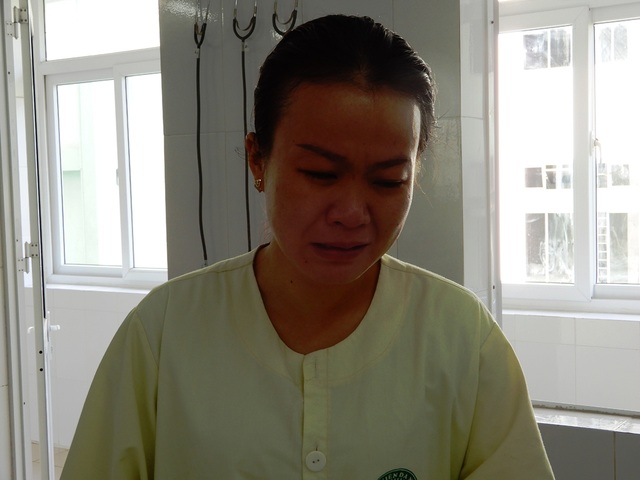 Mắc bệnh viêm tụy cấp, tính mạng chàng trai trẻ đang nguy kịch - 4 Nhìn thấy em trai mình nằm một chỗ, gia đình vô cùng khó khăn, chị Hiền lại không kiềm chế được xúc động