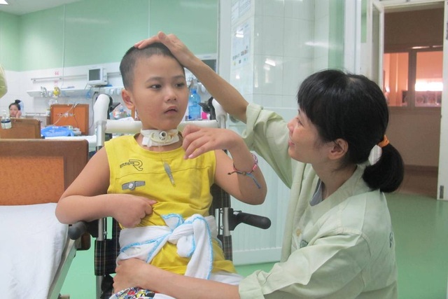 Cháu bé 8 tuổi mắc bệnh hiếm gặp đã được xuất viện - 2 Niềm hạnh phúc của người mẹ khi thấy bệnh của con đã khá lên nhiều