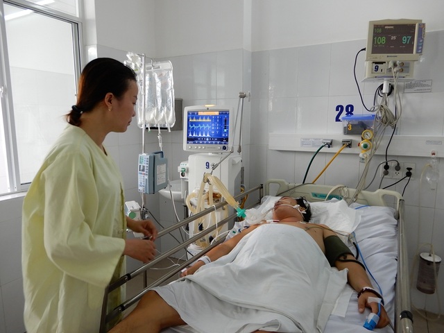 Mắc bệnh viêm tụy cấp, tính mạng chàng trai trẻ đang nguy kịch - 2 Bệnh nặng nên chi phí điều tra đã hết cả trăm triệu đồng, trong khi hoàn cảnh gia đình Phương thuộc diện khó khăn