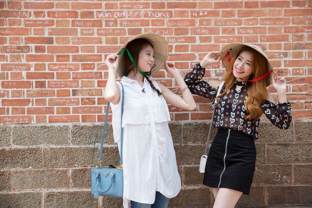 Á hậu Hàn Quốc, Chi Pu đội nón lá, ngồi xích lô tham quan TP HCM - 6 Trong dịp Sarah sang Việt Nam lần này, Chi Pu hi vọng sẽ mang đến nhiều trải nghiệm bất ngờ cho người chị thân thiết.