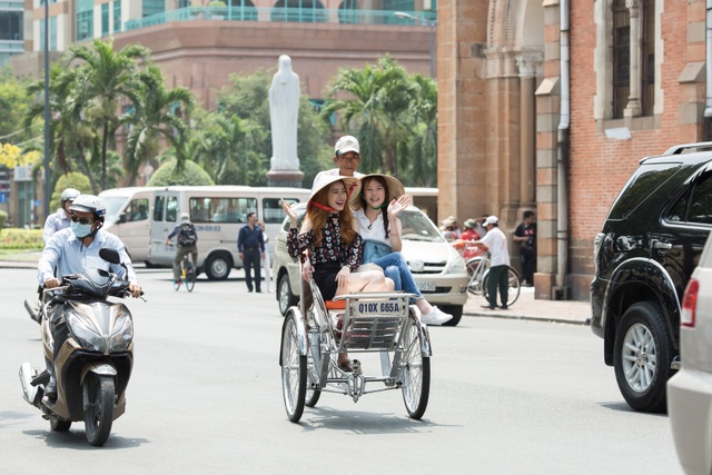 Á hậu Hàn Quốc, Chi Pu đội nón lá, ngồi xích lô tham quan TP HCM - 2 Cả hai đội nón lá dạo phố, thích thú chụp ảnh cùng nhau.