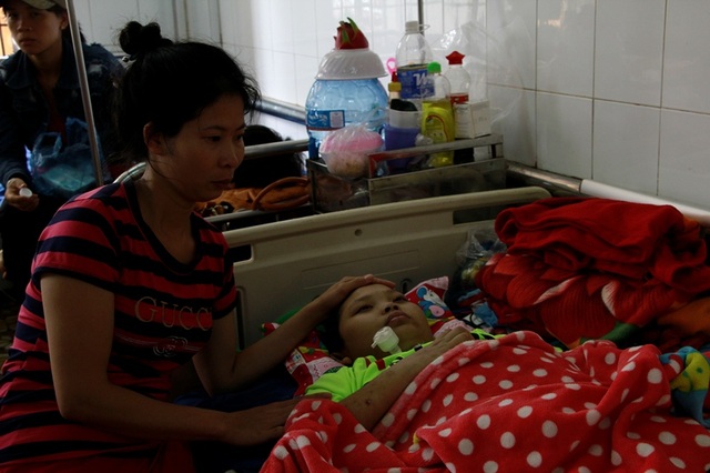 Người phụ nữ khóc cạn nước mắt vì chồng tâm thần, con mắc bệnh nan y - 1
Chị Thỏa bên cạnh người con trai bị viêm tủy biến chứng dẫn đến liệt tứ chi