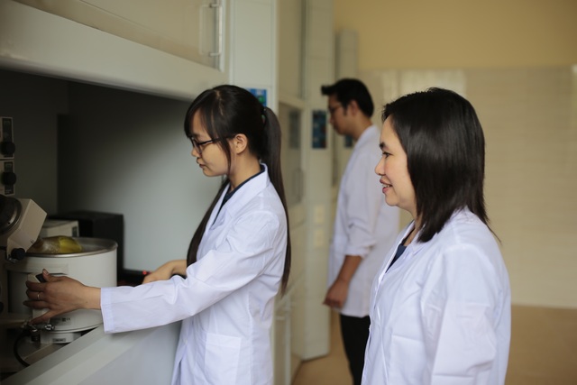 3 bước tiến trong hỗ trợ bệnh nhân ung thư - 2
TS Hà Phương Thư (bên phải)