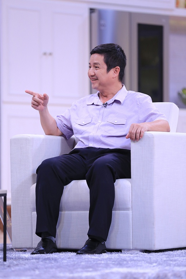 NSƯT Chí Trung: “Lấy vợ là tù chung thân không ân xá” - 5 Mặt khác, Chí Trung – Ngọc Huyền khuyên các đôi vợ chồng trung niên nên có Facebook vì không còn ở tuổi có thể vuốt ve hay nói ngọt ngào cho nhau mãi. Chí Trung thật thà chia sẻ: “Giờ mà nói anh yêu em lắm thì tởm không chịu được”.