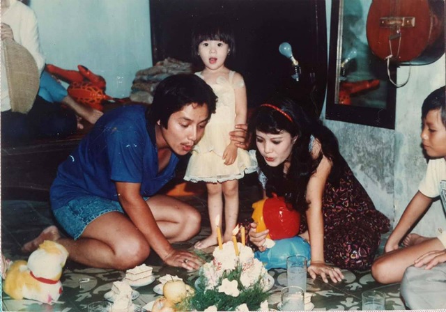 Nghệ sĩ Chí Trung còn chia sẻ ảnh anh cùng vợ thổi nến sinh nhật cho gái cách đây hơn 30 năm. Năm đó Chí Trung 28 tuổi còn vợ anh - nghệ sĩ Ngọc Huyền mới 27 tuổi.