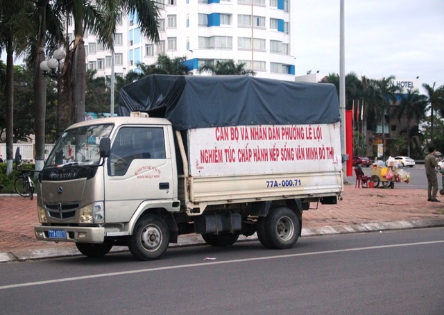 Bình Định: Quán nhậu vẫn hoạt động tưng bừng... trên vỉa hè! - 9 Dù chính quyền địa phương thường xuyên đi tuyên truyền vận động, thậm chí xử lý nhưng tình trạng lấn chiếm vỉa hè trên đường Xuân Diệu và nội bộ Xuân Diệu chưa dứt điểm