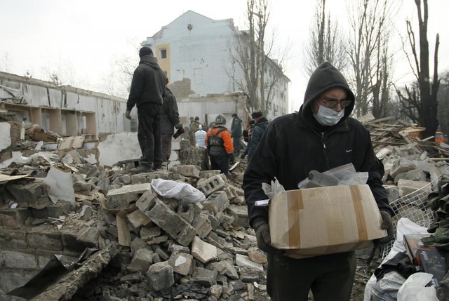 Chiến sự "đốt nóng" miền đông Ukraine - 7
Hai bên đã cáo buộc nhau gây ra các cuộc tấn công làm nhiều người thiệt mạng, trong đó có các dân thường. (Ảnh: Reuters)