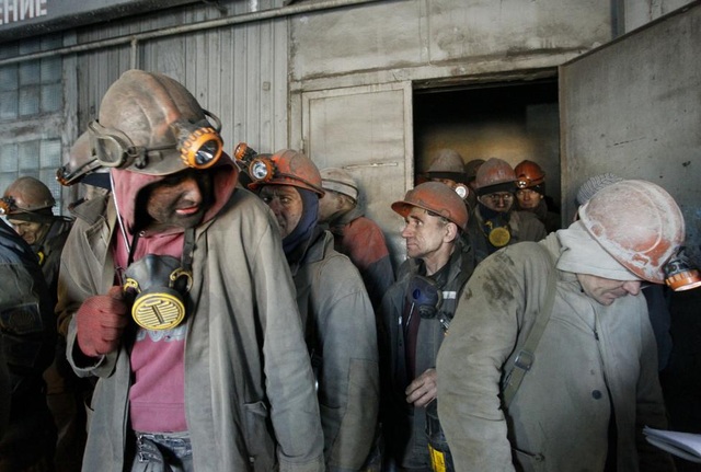 Chiến sự "đốt nóng" miền đông Ukraine - 14
Các thợ mỏ được sơ tán tại mỏ Zasyadko sau khi một trận nã pháo gây mất điện tại thành phố Donetsk. (Ảnh: Reuters)