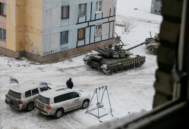 Chiến sự "đốt nóng" miền đông Ukraine - 5
Các xe tăng của lực lượng cũng xuất hiện tại các khu dân cư ở thị trấn Avdiyivka (Ảnh: Reuters)
