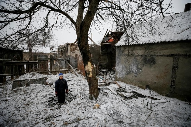 Chiến sự "đốt nóng" miền đông Ukraine - 12
Bé Lesha, 8 tuổi, đứng giữa khu vực bị tàn phá do xung đột ở miền Đông Ukraine. (Ảnh: Reuters)