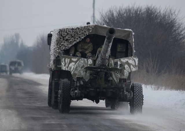 
Một xe quân sự được trang bị pháo di chuyển gần thị trấn công nghiệp Avdiyivka do lực lượng chính phủ kiểm soát ở Đông Ukraine. (Ảnh: Reuters)
