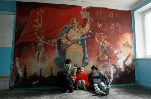 Chiến sự "đốt nóng" miền đông Ukraine - 20
Cuộc xung đột tại Ukraine nổ ra vào năm 2014, sau khi Nga sáp nhập bán đảo Crimea. Cho tới nay, gần 10.000 người đã thiệt mạng kể từ khi giao tranh bắt đầu bùng phát tại Đông Ukraine. (Ảnh: Reuters)