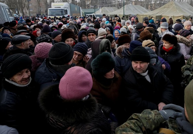 Chiến sự "đốt nóng" miền đông Ukraine - 15
Những người đi sơ tán tập trung tại quầy phát đồ ăn miễn phí tại một trung tâm tạm trú ở thị trấn Avdiyivka. (Ảnh: Reuters)