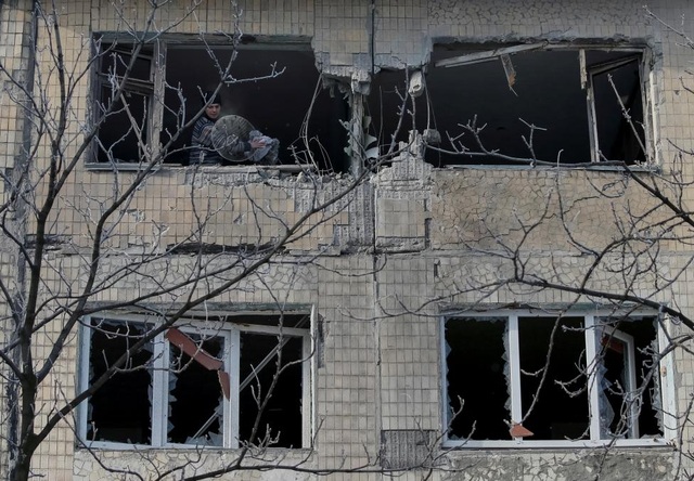 Chiến sự "đốt nóng" miền đông Ukraine - 10
Một người dân địa phương đứng trong ngôi nhà bị tàn phá do chiến sự tại thị trấn Avdiyivka, Ukraine. (Ảnh: Reuters)