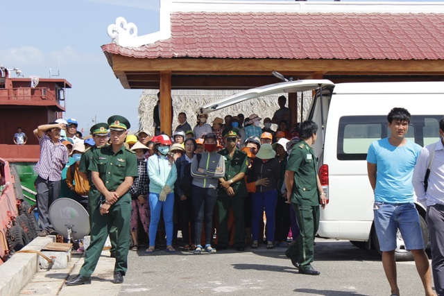 Vụ nổ tàu cá trên biển: Đưa 12 người bị thương vào bờ cấp cứu - 6 Người nhà mỏi mòn chờ đợi