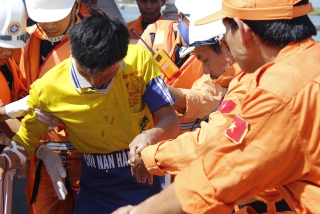 Vụ nổ tàu cá trên biển: Đưa 12 người bị thương vào bờ cấp cứu - 3 Các thuyền viên được đưa vào bờ cấp cứu