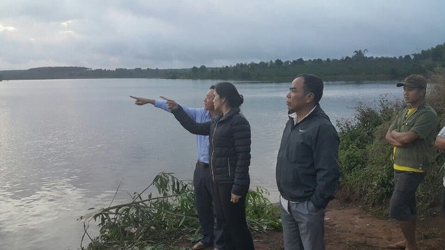Vụ chìm thuyền ở Đắk Nông: Trục vớt thi thể 2 nạn nhân, bé trai 10 tuổi vẫn mất tích - 2
Bà Tôn Thị Ngọc Hạnh – Phó Chủ tịch UBND tỉnh Đắk Nông (áo đen) trực tiếp chỉ đạo công tác cứu nạn
