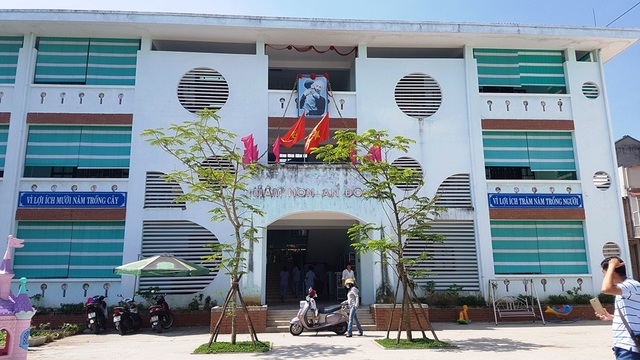Chính thức điều chuyển Hiệu trưởng Mầm non An Đông - 2 Tập thể giáo viên trường mầm non An Đông đã kiến nghị lên UBND TP Huế. Trong 6 nội dung phản ánh về Hiệu trưởng có 5 nội dung là đúng. Đây là cơ sở cho việc điều chuyển Hiệu trưởng trường này