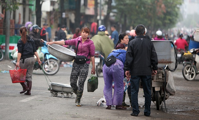 Theo người dân sống tại phố Cầu Mới cho biết, việc hình thành chợ cóc này là do những người buôn bán tại chợ rau đêm Ngã Tư Sở trên đường Nguyễn Trãi di chuyển sang.