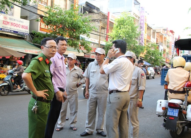 Phó Chủ tịch TP đích thân đi dẹp chợ, tiểu thương phản ứng dữ dội - 1
Ông Vũ Văn Hưng – Phó Chủ tịch UBND TP Buôn Ma Thuột (áo tím) xuống đường chỉ đạo công tác giải tỏa chợ đêm.