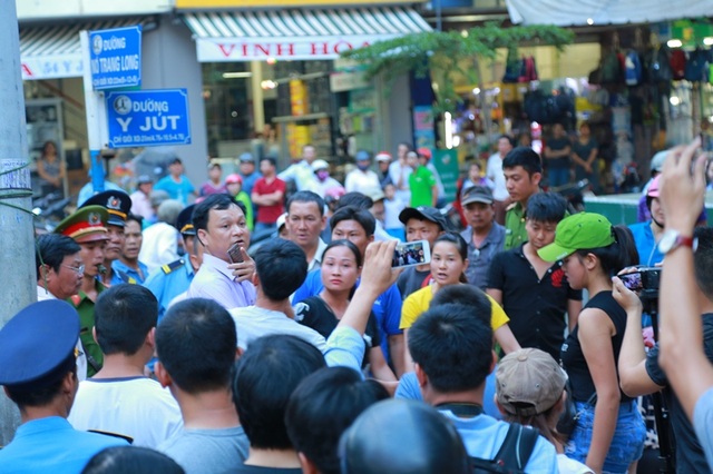 Phó Chủ tịch TP đích thân đi dẹp chợ, tiểu thương phản ứng dữ dội - 3
Các tiểu thương vây xung quanh Phó Chủ tịch UBND TP Buôn Ma Thuột, phản đối việc dẹp chợ đêm.