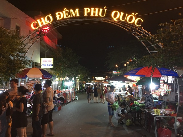 Du lịch Việt Nam qua những khu chợ đêm nổi tiếng - 8 Chợ đêm là nét đặc trưng của Phú Quốc.