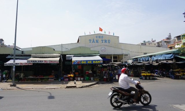 Tiểu thương "xin" một phần vỉa hè để buôn bán - 1 Chợ Tân Trụ (phường 15, quận Tân Bình) thông thoáng hơn sau khi lập lại trật tự vỉa hè