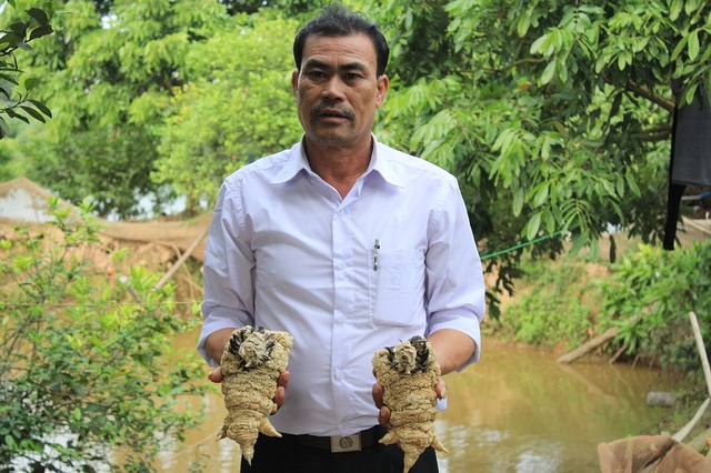 Ông Nguyễn Văn Công và đôi chân gà Đông Tảo được cho là khủng nhất từ trước đến nay trong trại gà mình