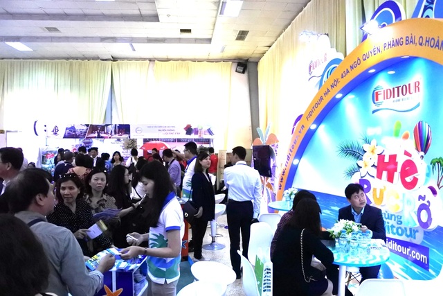 “Săn” 20.000 tour giá rẻ, vé máy bay “0 đồng” tại hội chợ VITM 2017 - 5 Một gian hàng trong hội chợ thu hút khá đông người tham quan