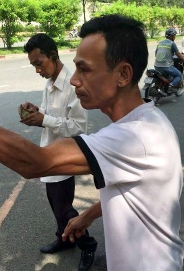 Đối tượng dùng dao lam tự rạch tay rồi tấn công CSGT - 1 Hai anh em Tuấn và Nguyên tại hiện trường