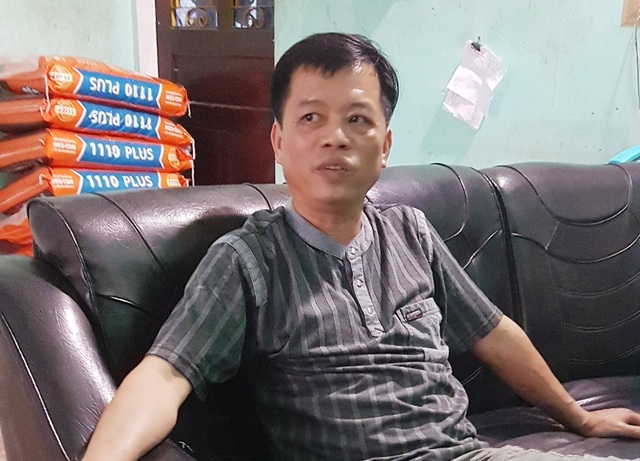 “Thủ phủ” nuôi lợn miền Bắc lao đao trong cơn “bão giá” - 5
Anh Nguyễn Văn Toàn, chủ đại lý thức ăn gia súc Toàn Thu cho biết doanh số bán cám gần như giảm hẳn