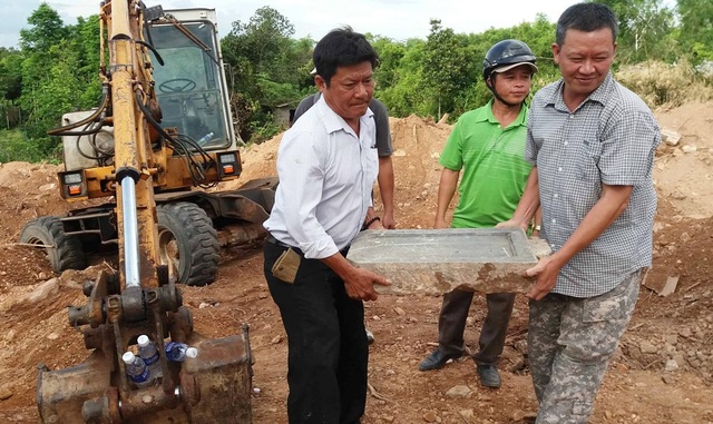 Vụ tìm thấy bia đá vợ vua Nguyễn tại dự án bãi đỗ xe: Chủ đầu tư sai luật - 5 Vụ tìm thấy bia đá vợ vua Nguyễn tại dự án bãi đỗ xe: Chủ đầu tư sai luật - 5