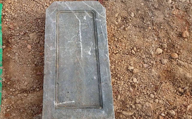 Vụ tìm thấy bia đá vợ vua Nguyễn tại dự án bãi đỗ xe: Chủ đầu tư sai luật - 4 Việc tìm ra tấm bia đá là bằng chứng quan trọng chứng minh ngôi mộ vua đã bị san ủi trái phép trong khi mặt bằng chưa bàn giao