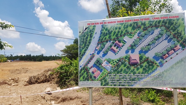 Vụ tìm thấy bia đá vợ vua Nguyễn tại dự án bãi đỗ xe: Chủ đầu tư sai luật - 1 Dự án bãi đỗ xe khách tham quan lăng vua Tự Đức đang bị tạm dừng do san lấp 1 ngôi mộ nghi vợ vua Nguyễn