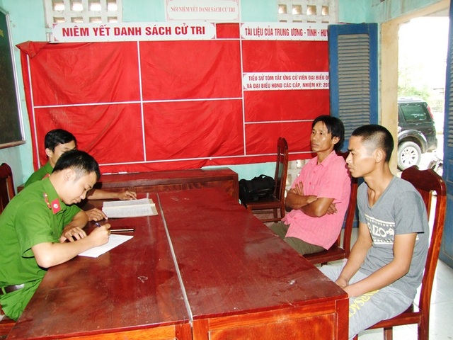 Bắt 2 tàu hút trộm cát trên sông Hồng - 2 Nguyễn Văn Mười và Lê Văn Dũng tại cơ quan Công an (ảnh: Công an Hà Nam)