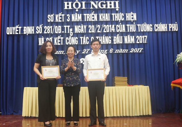 Hà Nam: Đẩy mạnh phong trào học tập suốt đời trong gia đình, dòng họ, cộng đồng - 3 Giáo sư, Tiến sỹ Nguyễn Thị Doan, Nguyên Phó Chủ tịch nước, Chủ tịch Trung ương Hội Khuyến học Việt Nam thay mặt Trung ương Hội Khuyến học Việt Nam tặng Kỷ niệm chương Vì sự nghiệp khuyến học cho các cá nhân có thành tích trong sự nghiệp khuyến học, khuyến tài