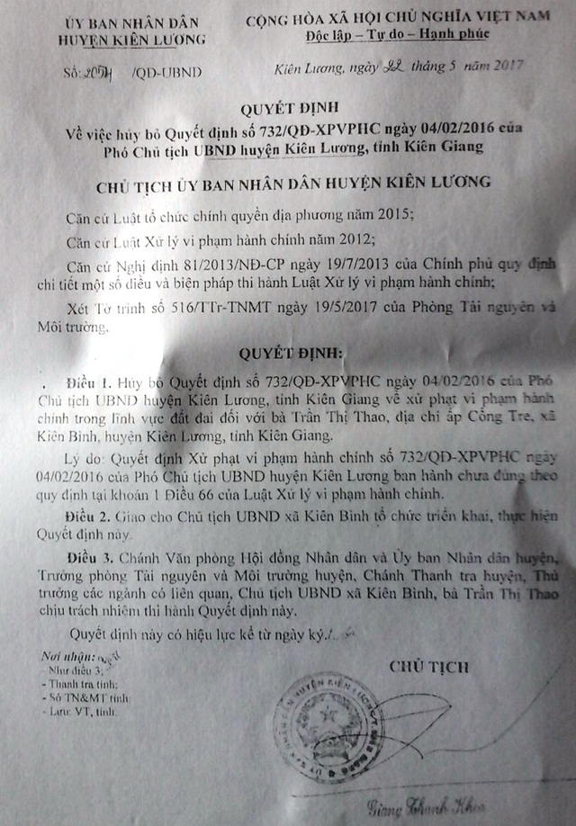 Thanh tra Chính phủ “nhắc” tỉnh Kiên Giang trả lời khiếu kiện của công dân! - 4 Chủ tịch UBND huyện Kiên Lương tiếp tục ra quyết định thu hồi quyết định xử phạt hành chính đối với chị em bà Trần Thị Bình