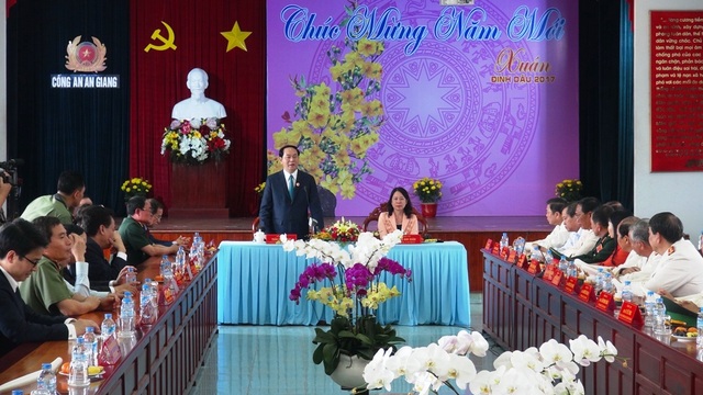 Ngày 21/01, Chủ tịch nước Trần Đại Quang đến thăm và làm việc tại tỉnh An Giang