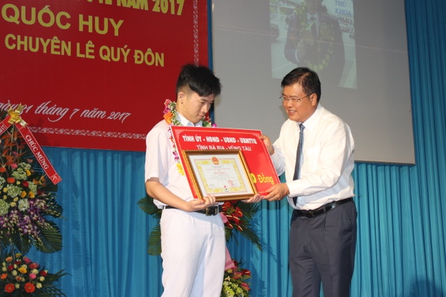 Bà Rịa-Vũng Tàu: Huy chương vàng Olympic Toán Quốc tế được thưởng cả tỷ đồng - 1
Ông Nguyễn Văn Trình, Chủ tịch UBND tỉnh Bà Rịa - Vũng Tàu tặng thưởng cho em Quốc Huy.